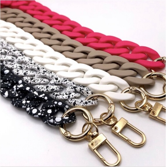 Acrylic smooth finish rubber coating chain link strap charm in taupe - Picture 3 of 5